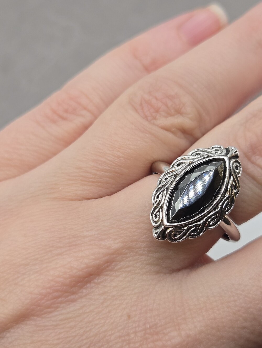 Avon Shadowplay hematite Silver-Tone Filigree Cocktail Ring Celtic Knots Size 8
